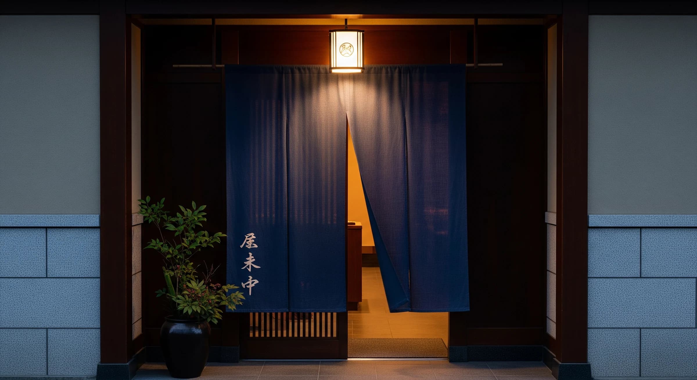 暖簾と灯りに迎えられる和の店構え