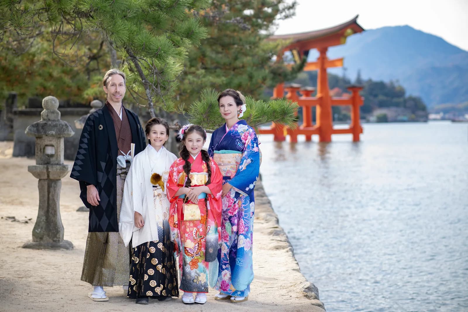 着物姿で厳島神社の大鳥居を望むご家族
