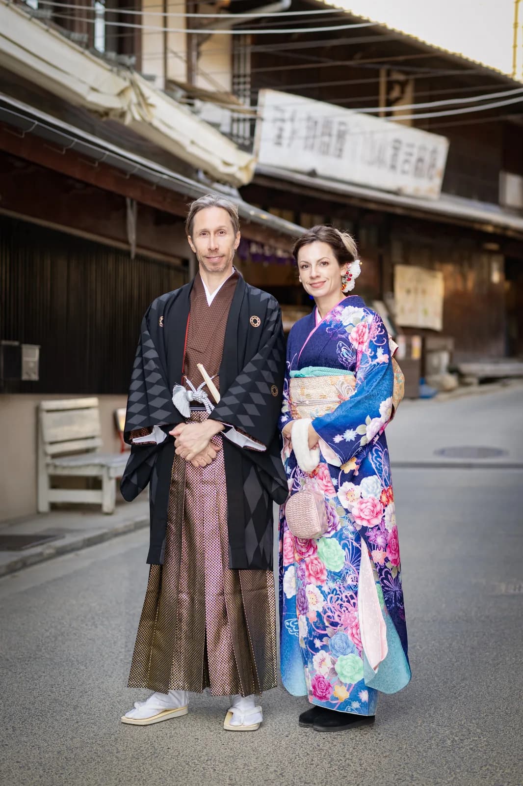 宮島口の街並みを着物で歩くご夫婦