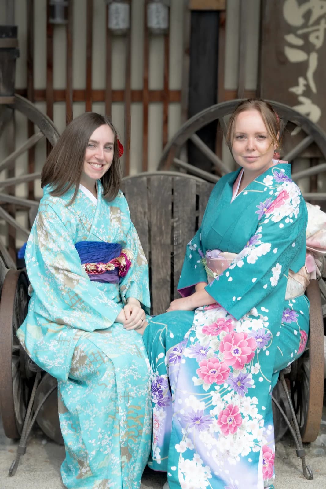 町家の趣を背に着物姿でくつろぐお客様
