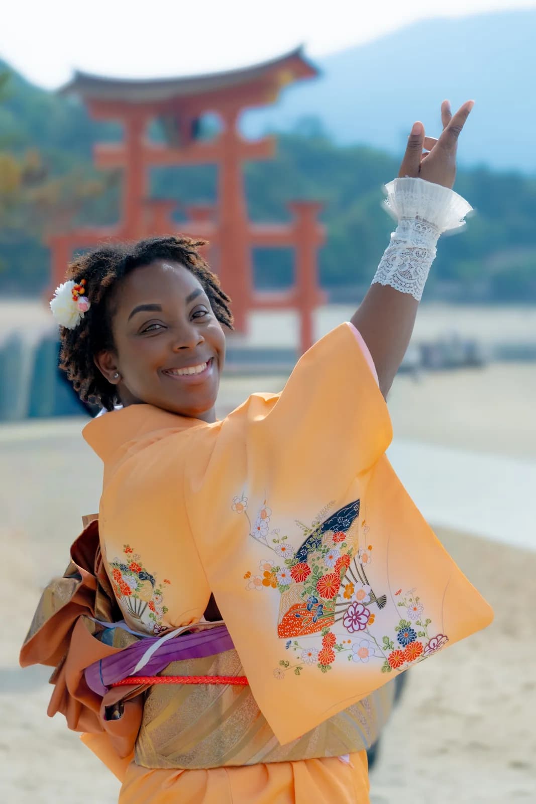 大鳥居を望みポーズをとる着物姿の女性