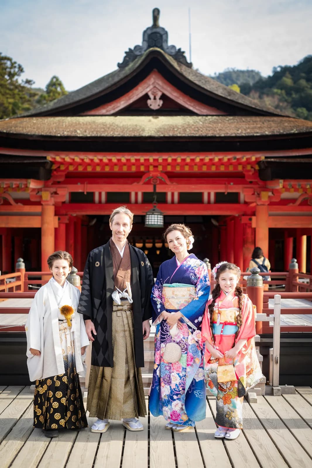 神社を背に着物で佇むご家族