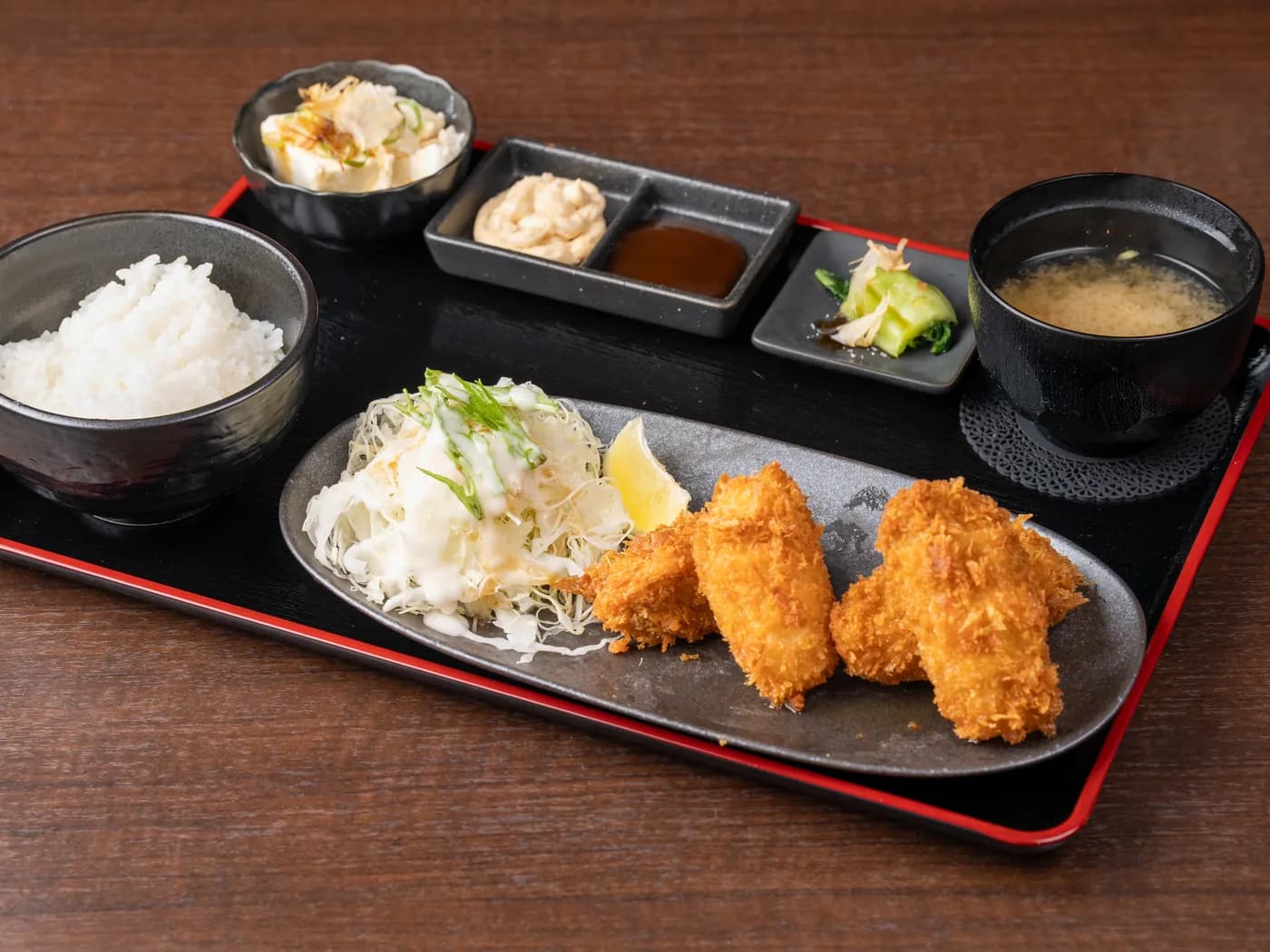 揚げ物の定食（ご飯・味噌汁付き）