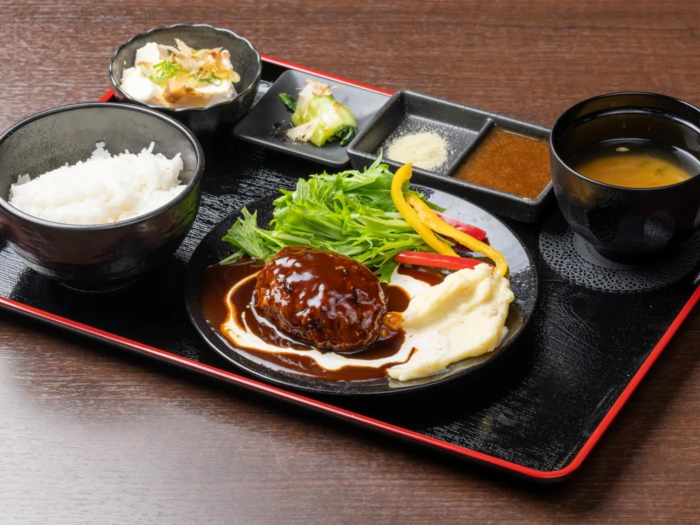 ハンバーグの定食（ご飯・味噌汁付き）