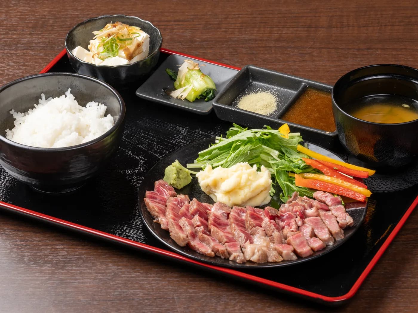 和牛ステーキの定食（ご飯・味噌汁付き）