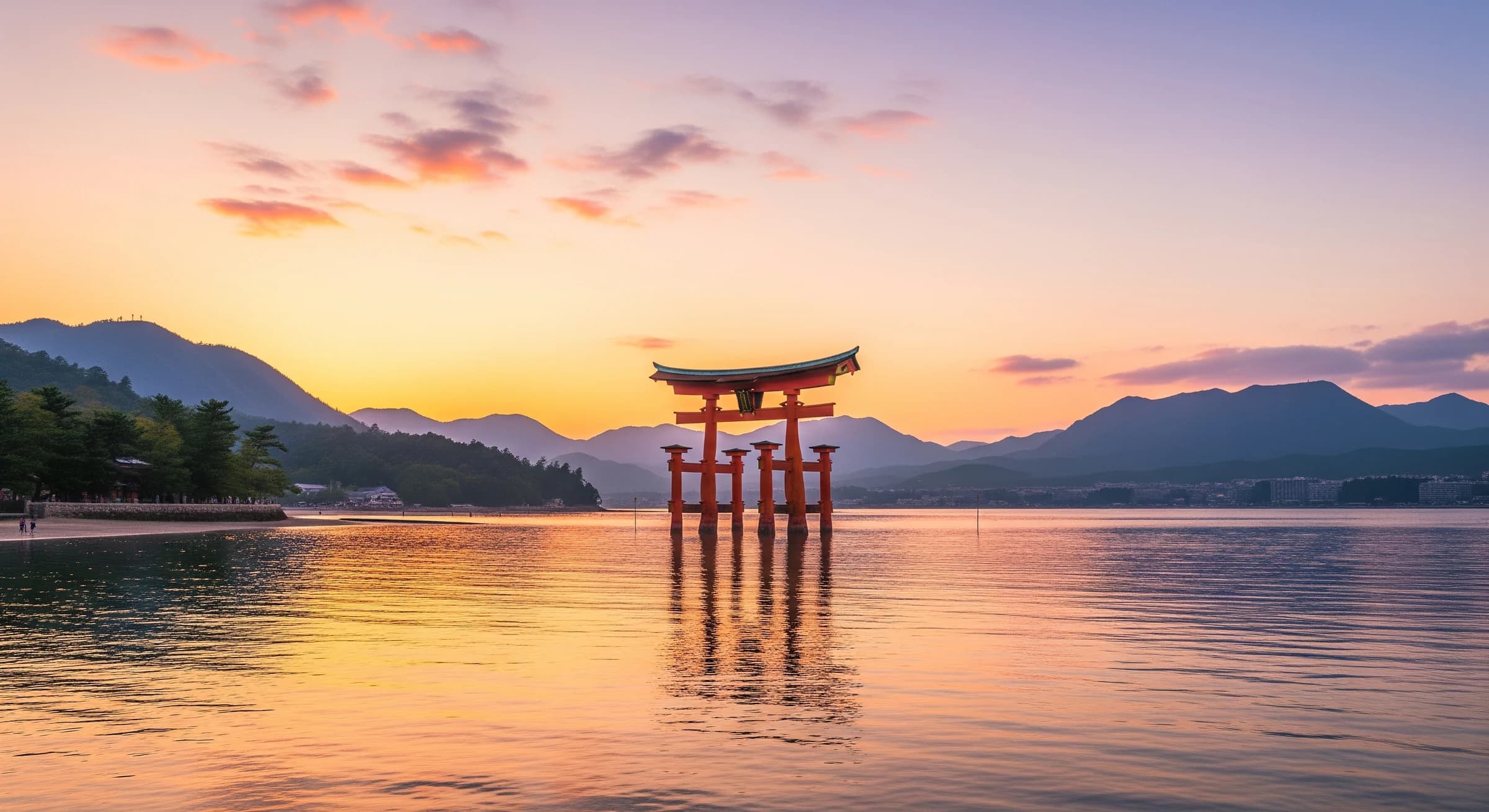 宮島・厳島神社の大鳥居と穏やかな海