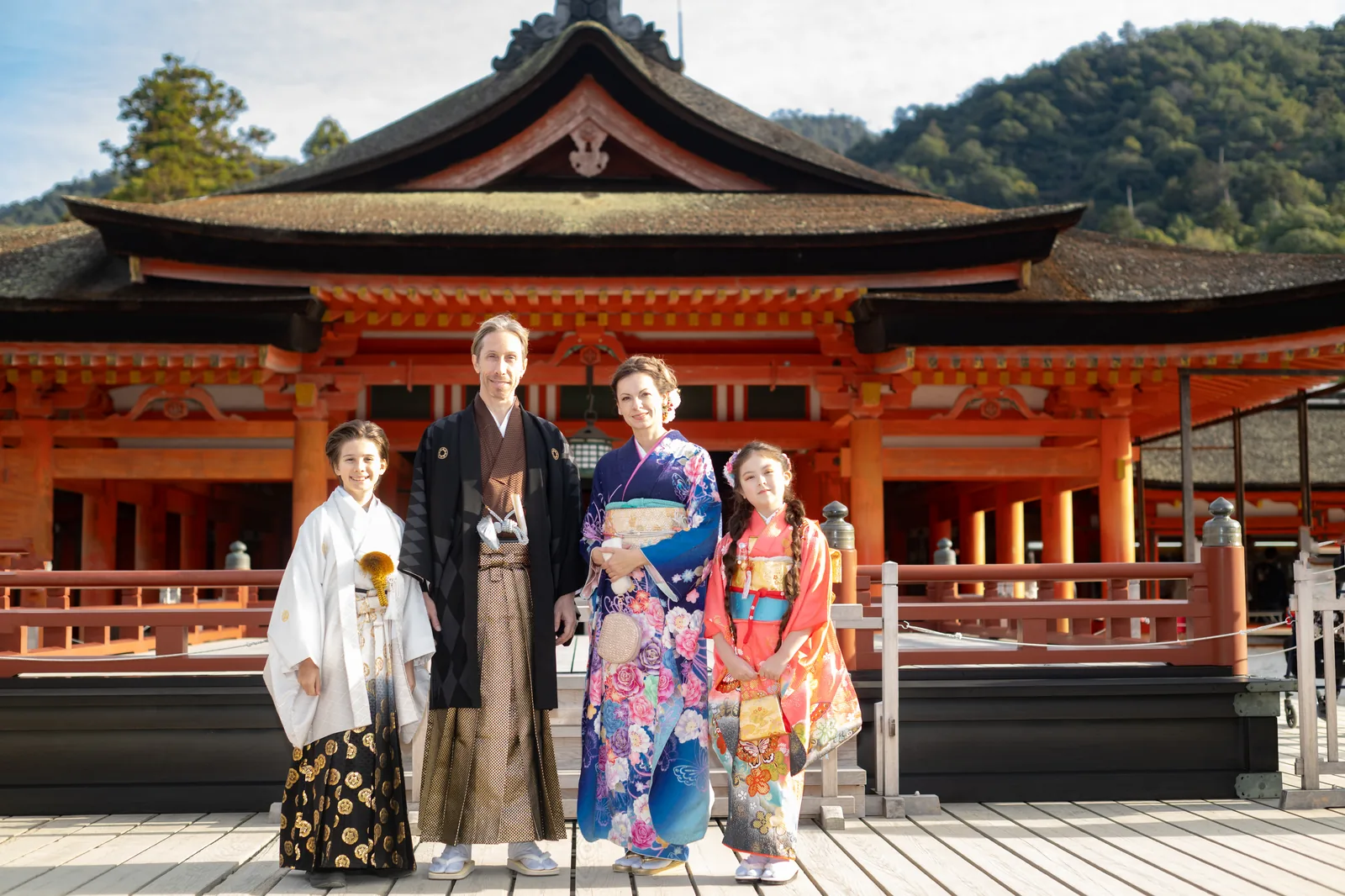 厳島神社の社殿前で並ぶ着物姿のご家族