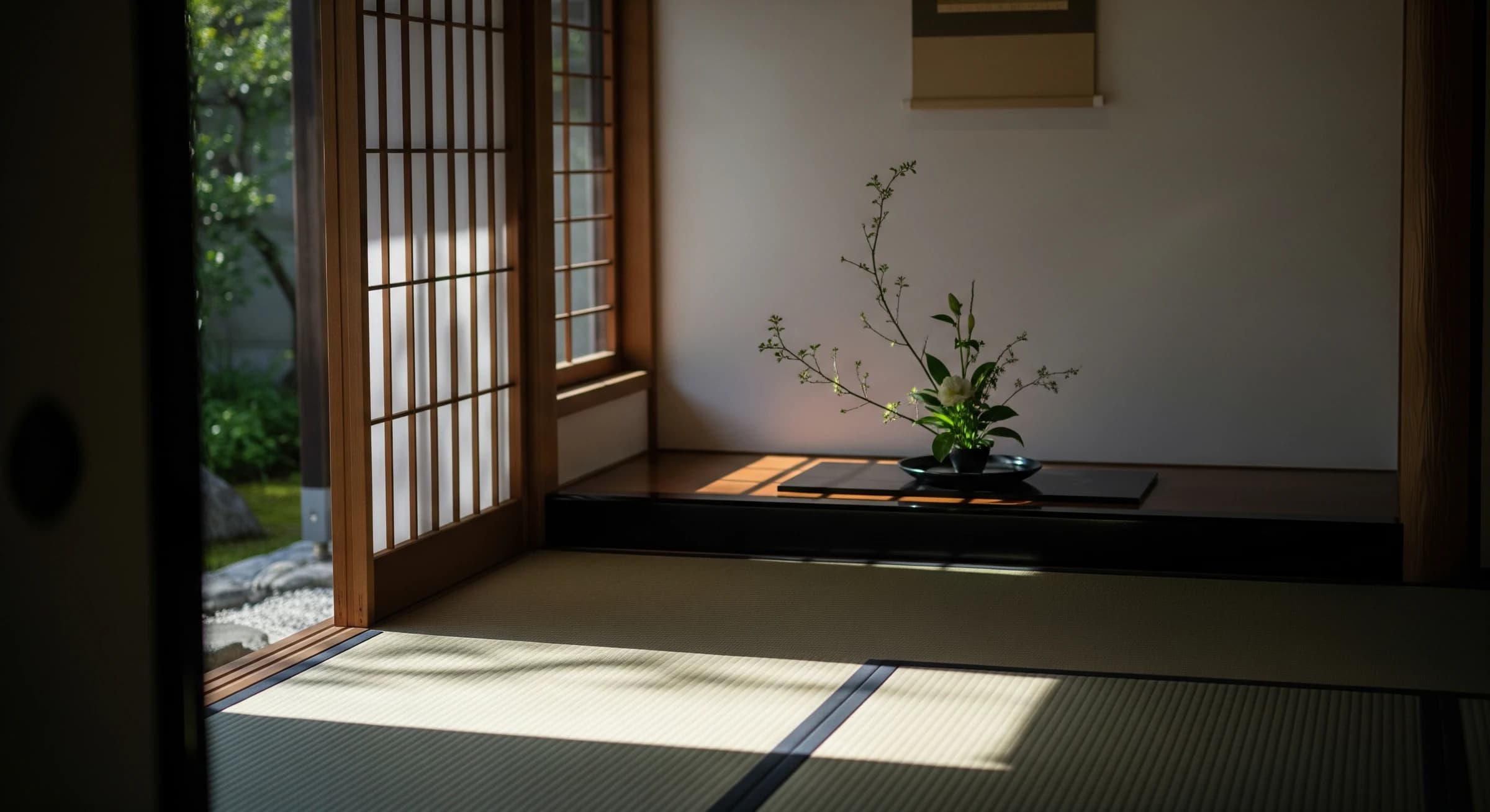 障子越しのやわらかな光と一輪の生け花