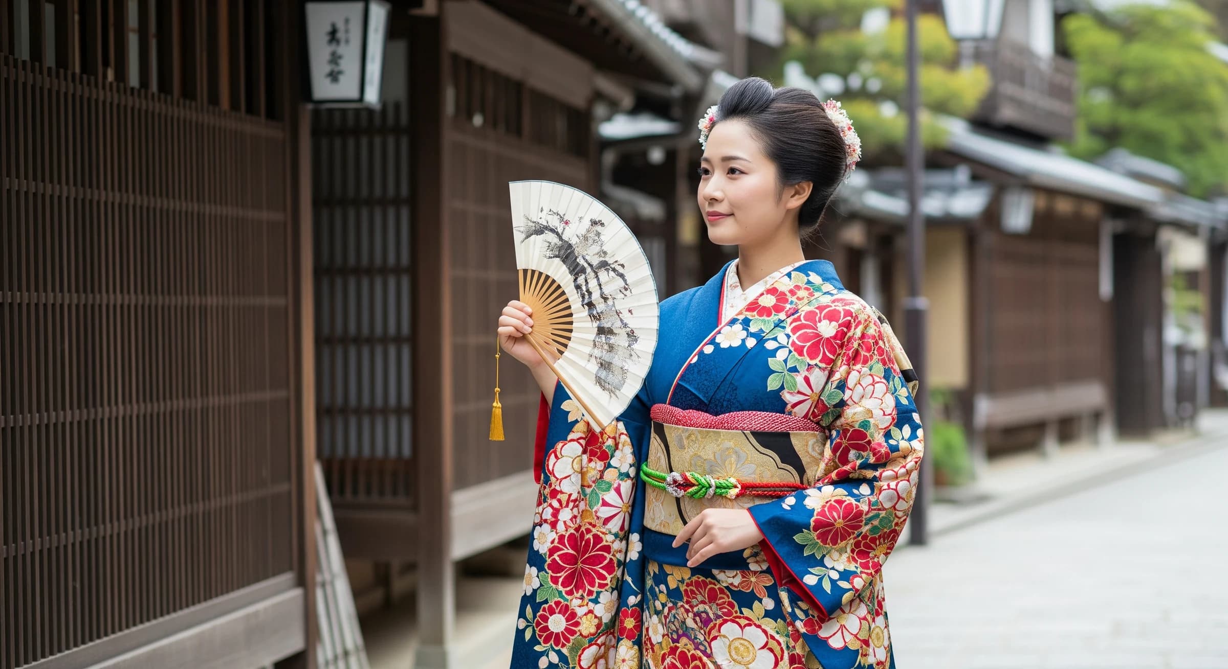 着物を纏い宮島の街を歩く女性